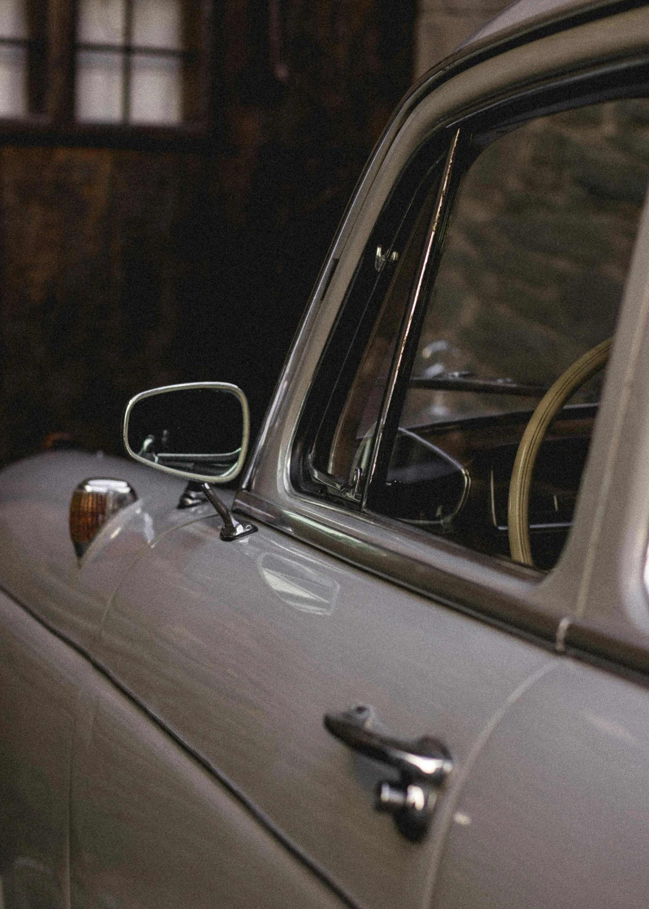 Klasik Mercedes-Benz 280SL Pagoda'nın ahşap ve krom detaylı iç mekanı