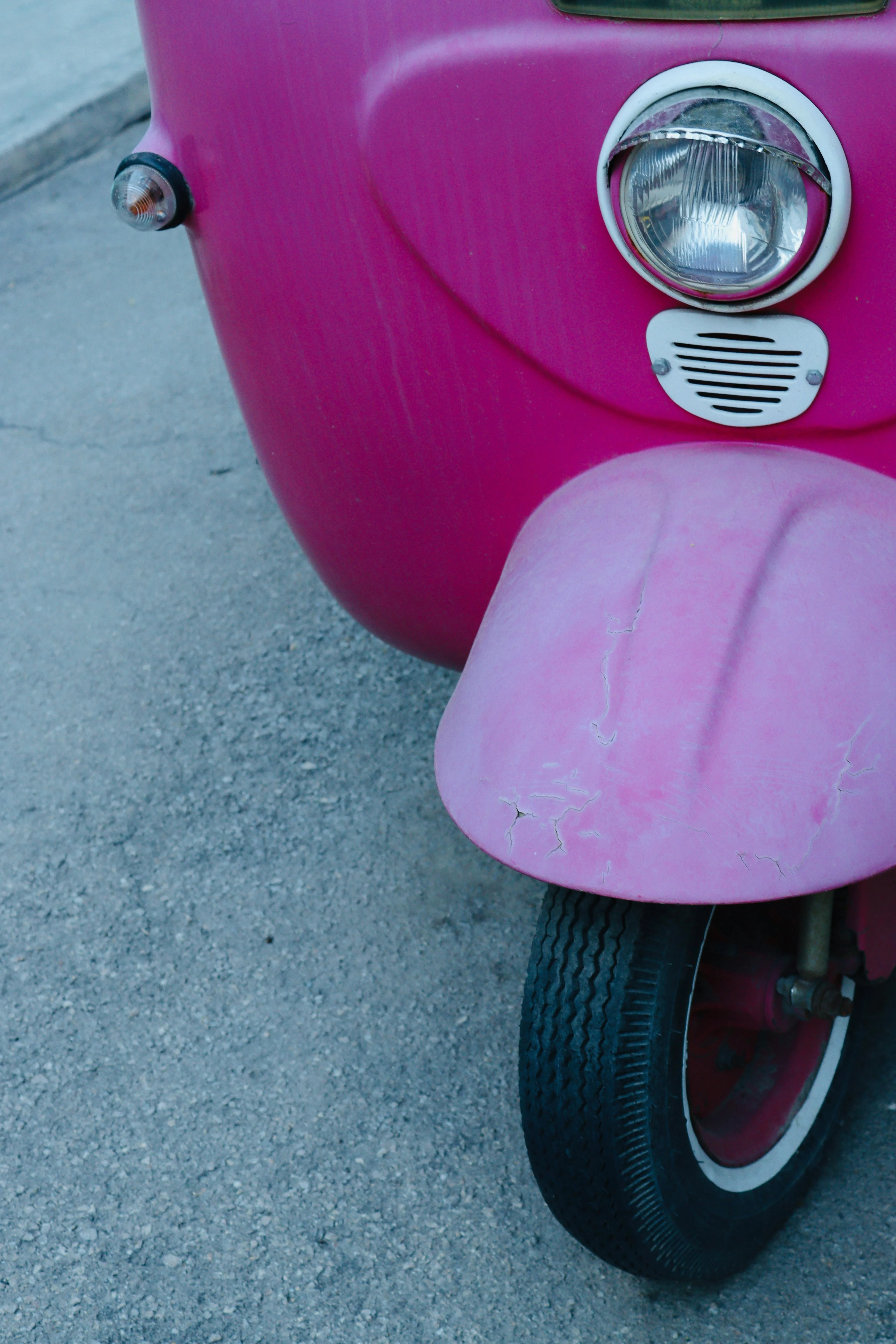 Pembe renkli klasik 1959 Cadillac DeVille ön far detayı