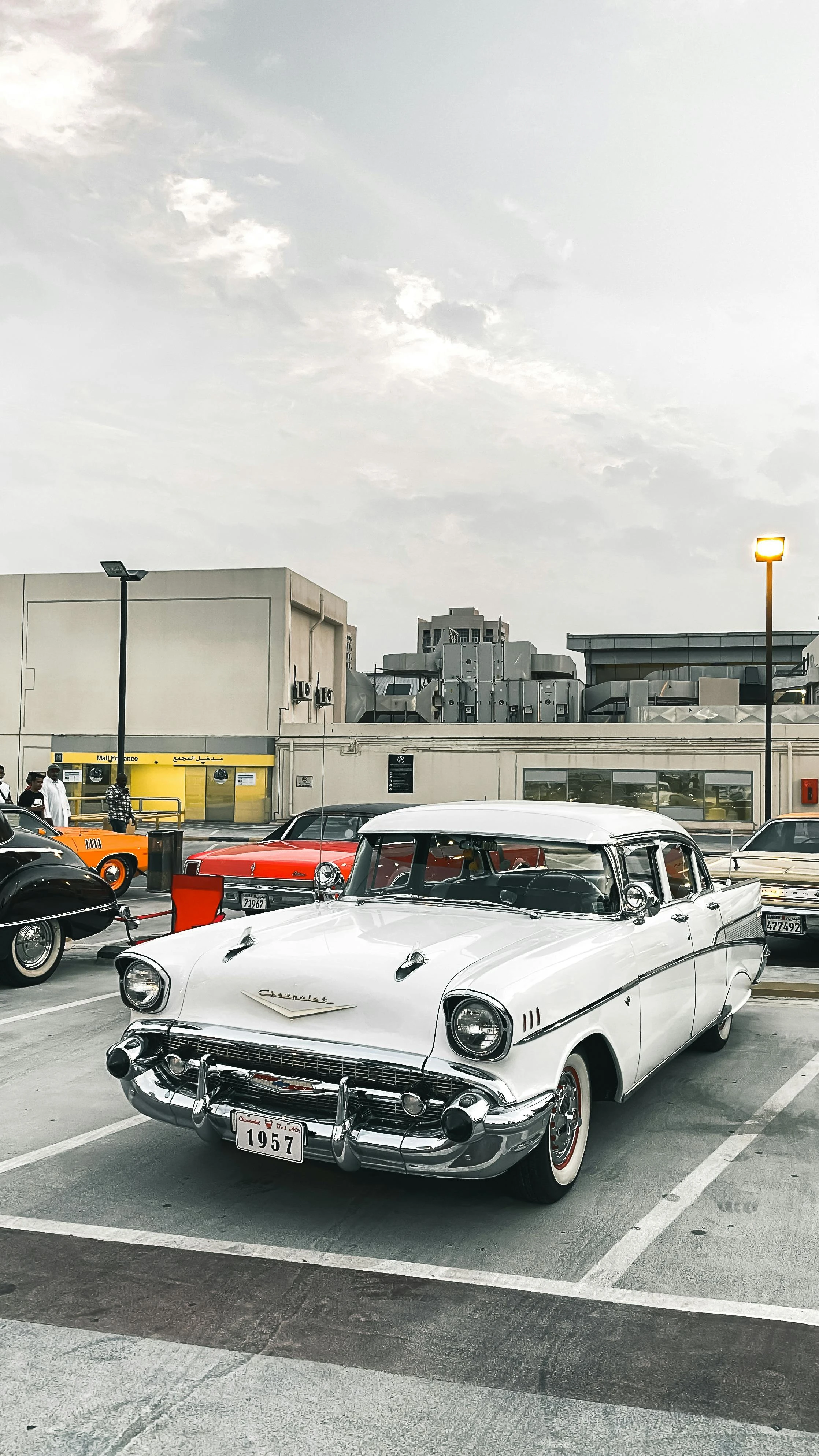 Sahilde park etmiş beyaz renkli klasik 1957 Chevrolet Bel Air