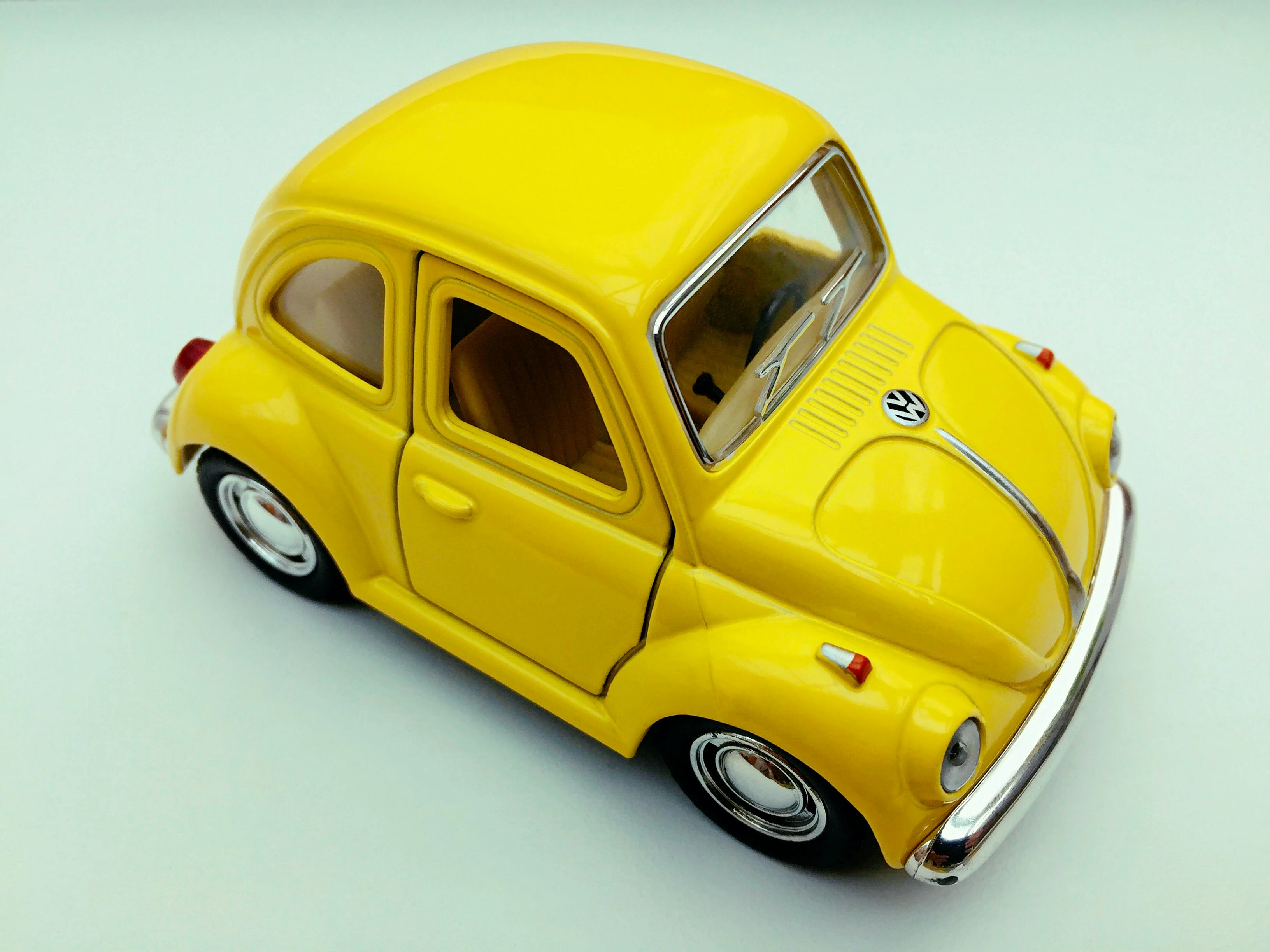 Sarı renkli klasik Volkswagen Beetle